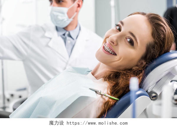 病人躺在病床看牙医牙科口腔牙齿矫正修复口腔牙齿口腔牙齿